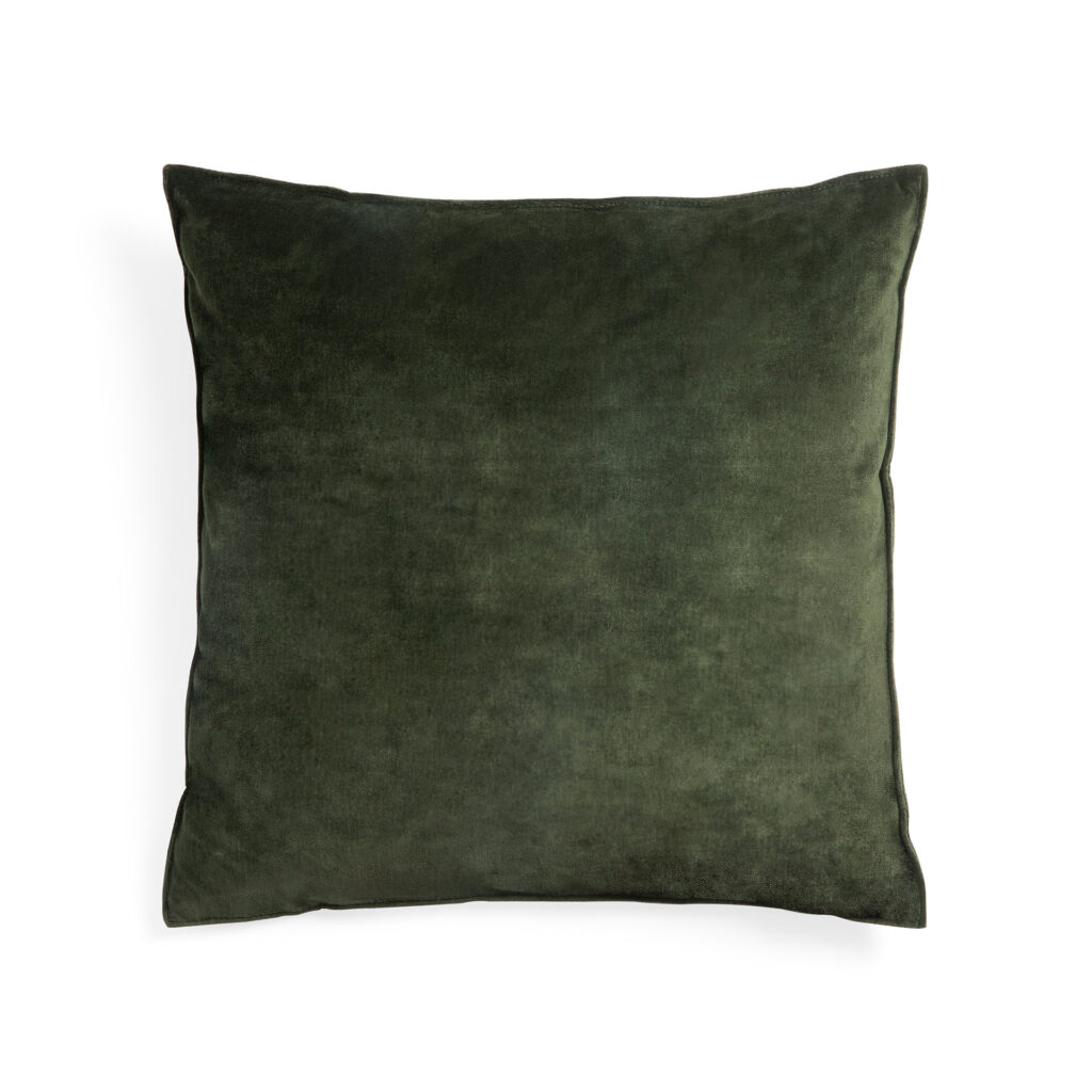 Un coussin carré en velours vert foncé mesurant 50x50x15 se pose élégamment sur un fond blanc.