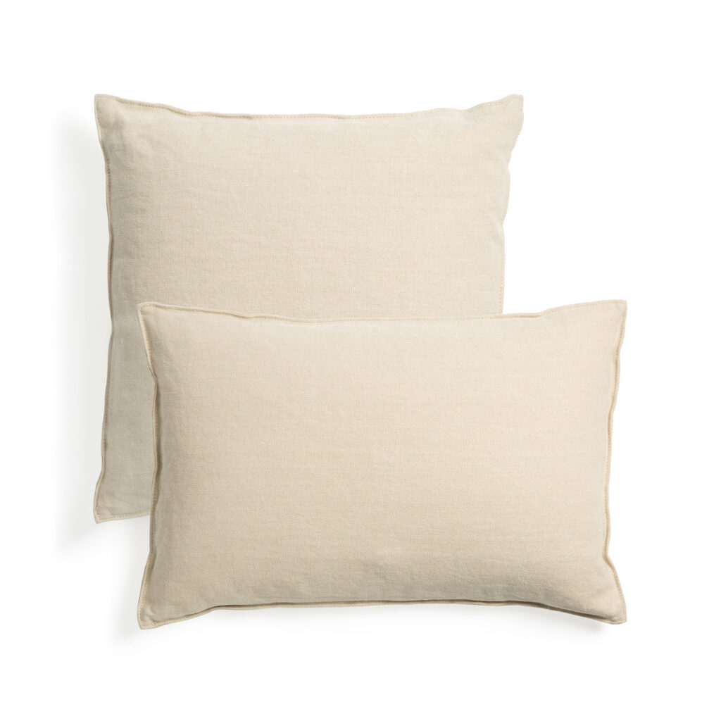 Deux coussins Lin, un carré et un rectangulaire, tous deux beiges, présentés sur un fond blanc uni.