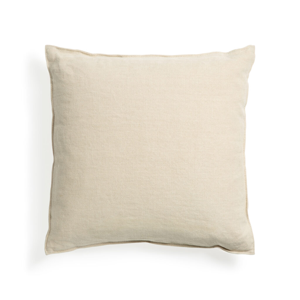 Un coussin Lin beige, de forme carrée et présenté sur un fond blanc, est parfait pour ajouter une touche de confort à votre décoration intérieure.