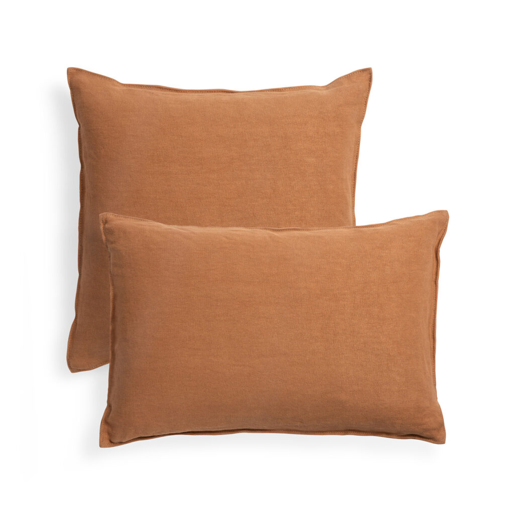 Deux coussins rectangulaires Lin de couleur marron, au motif uni, l'un se superposant légèrement à l'autre, sur fond blanc.