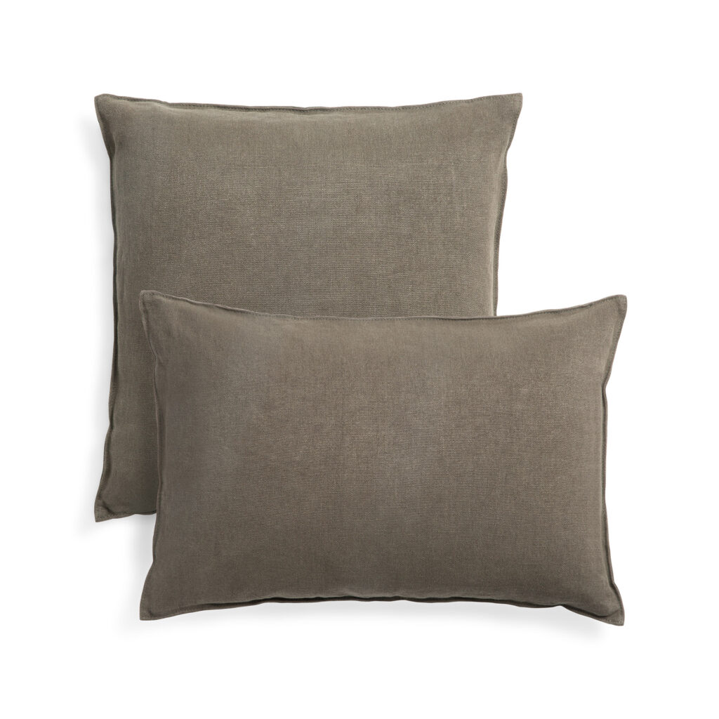 Deux coussins de couleur olive, un carré et un rectangulaire, rappelant un design de coussin Lin de la collection de coussins Lin, empilés sur un fond blanc.