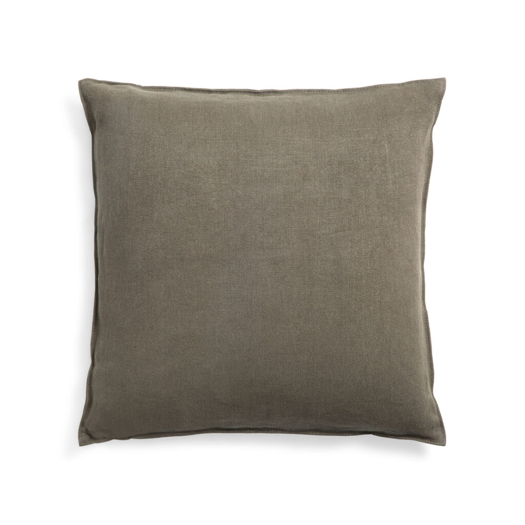 Coussin carré en lin vert olive recouvert d'un tissu uni et lisse, présenté sur un fond blanc. Ce coussin décoratif apporte une touche d'élégance à n'importe quel décor.