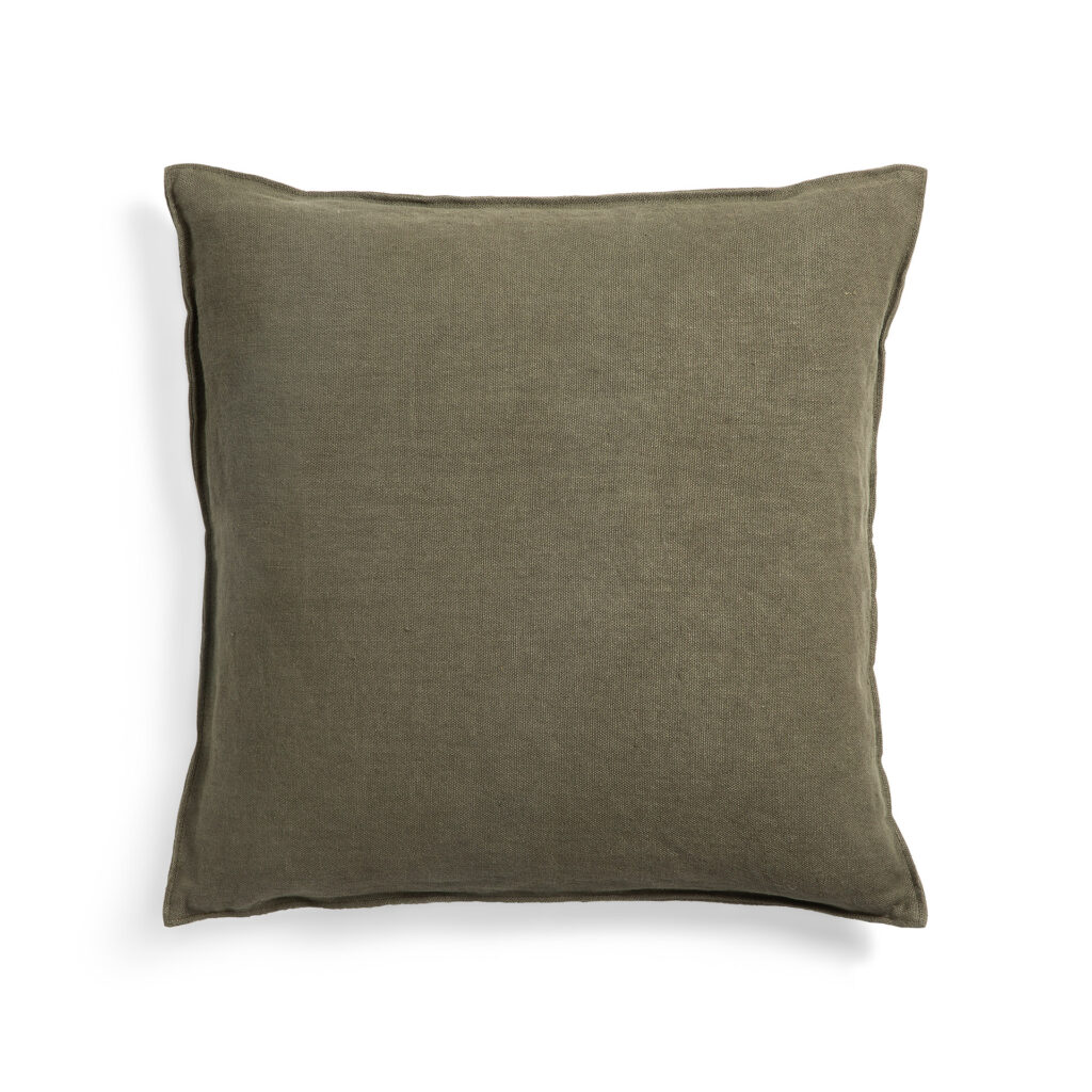 Un coussin Lin carré vert olive avec une housse en tissu uni est présenté sur un fond blanc, ajoutant une touche d'élégance à votre décoration intérieure.