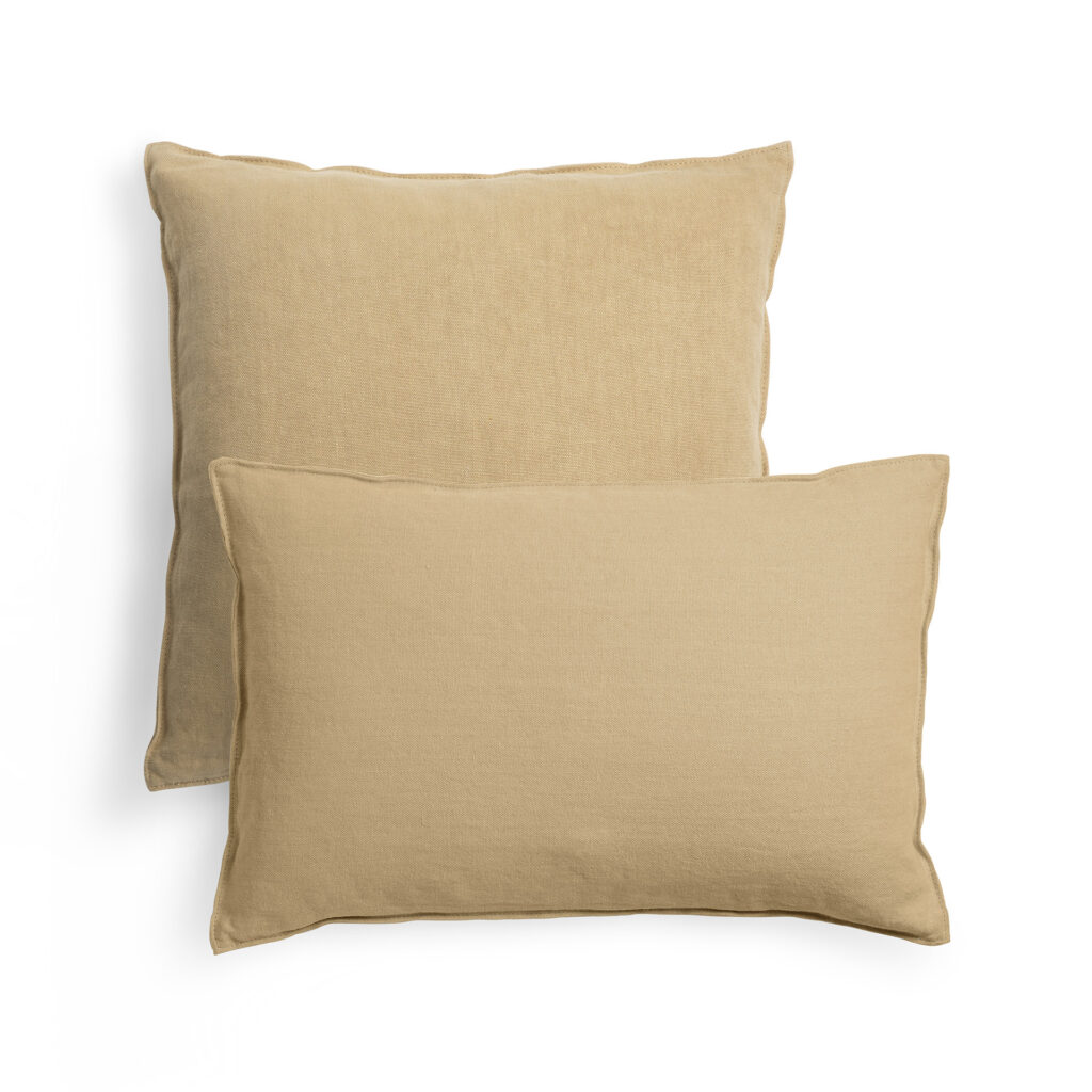 Deux coussins beiges, un carré et un coussin Lin rectangulaire, sont disposés sur un fond blanc.