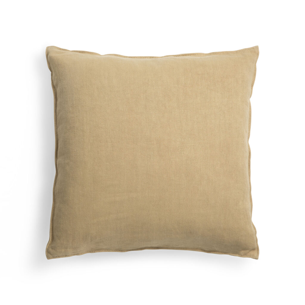 Le luxueux coussin beige Lin, doté d'un tissu uni et de bords cousus dans un design carré, est présenté sur un fond blanc, ajoutant de l'élégance à n'importe quel décor.