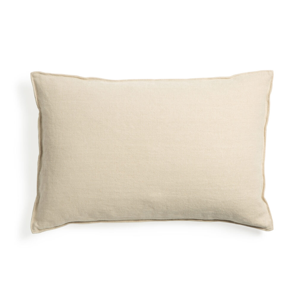 Coussin Lin doté d'une housse en tissu uni au design rectangulaire beige.