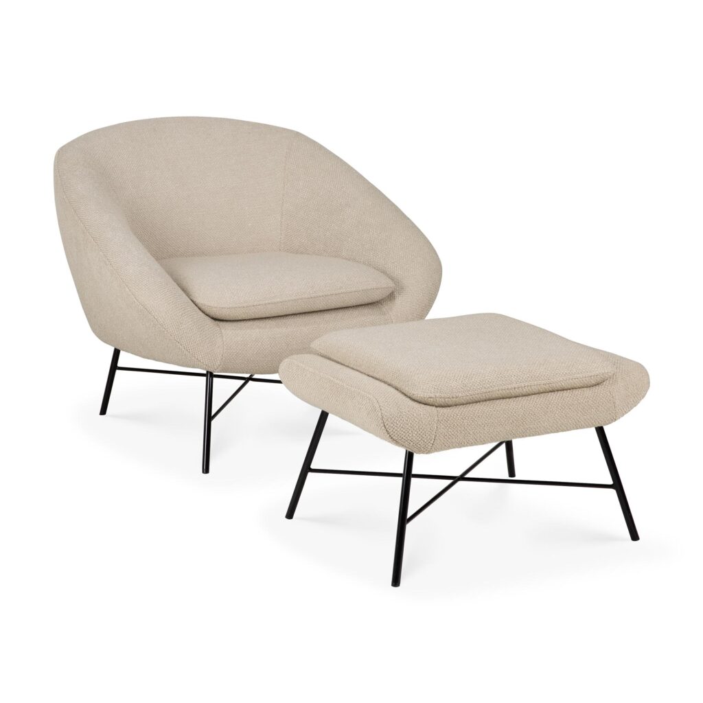 Un fauteuil rembourré beige avec des pieds en métal noir, complété par le pouf Barrow Repose-pieds pour plus de confort et de style.