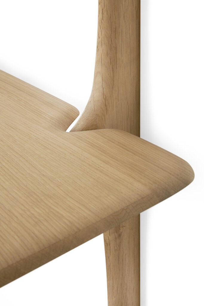 Gros plan sur des étagères en bois aux bords lisses et arrondis et à joint sans couture, mettant en valeur le grain naturel du bois de chêne naturel et le savoir-faire artisanal. L'étagère murale est dotée de 2 étagères qui mettent en valeur avec élégance la beauté des meilleurs matériaux de la nature.