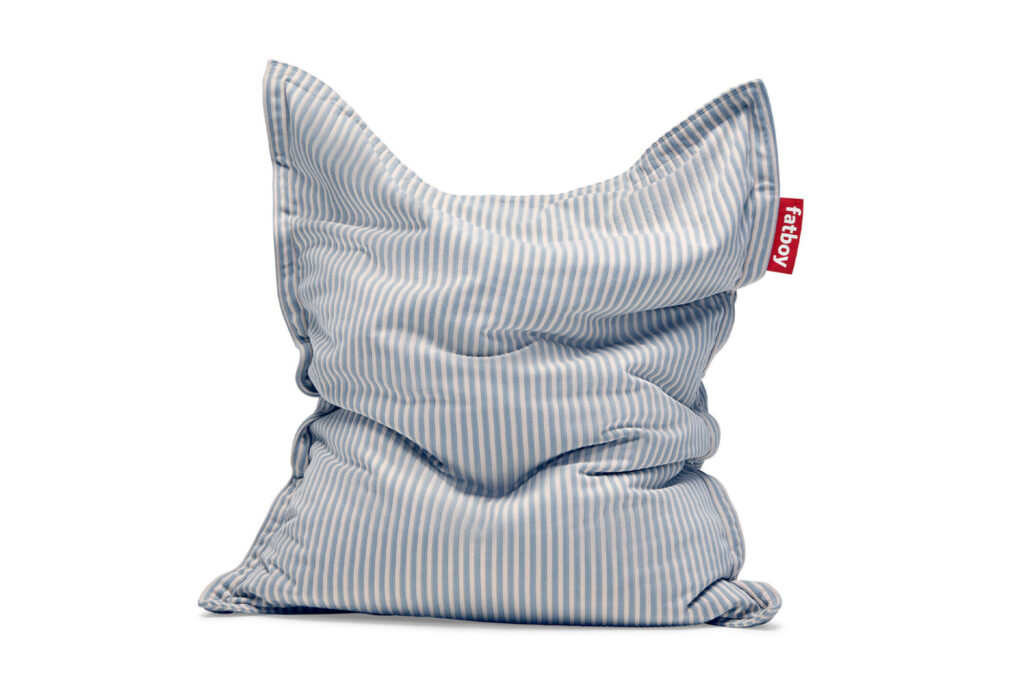 Fauteuil poire rayé bleu crème Blizzard avec une étiquette « Fatboy » sur le côté.