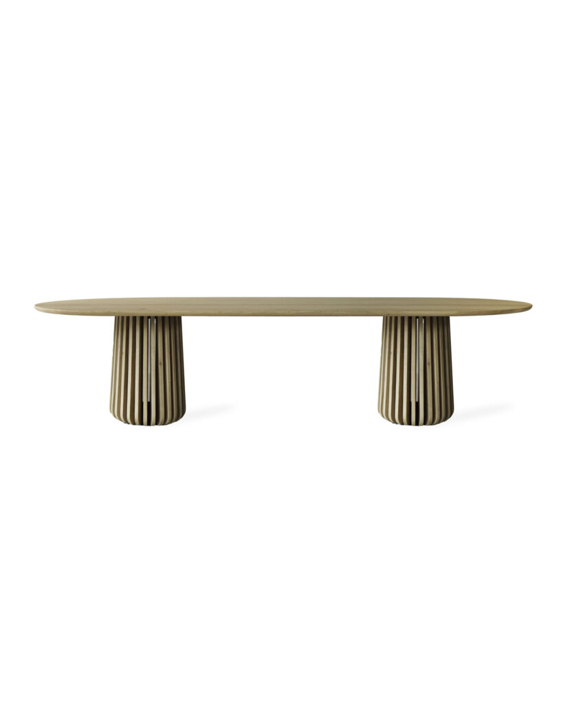 La table Maru - ovale est une pièce étonnante avec un long plateau en bois et deux bases à lattes cylindriques, magnifiquement placées sur un fond blanc immaculé.
