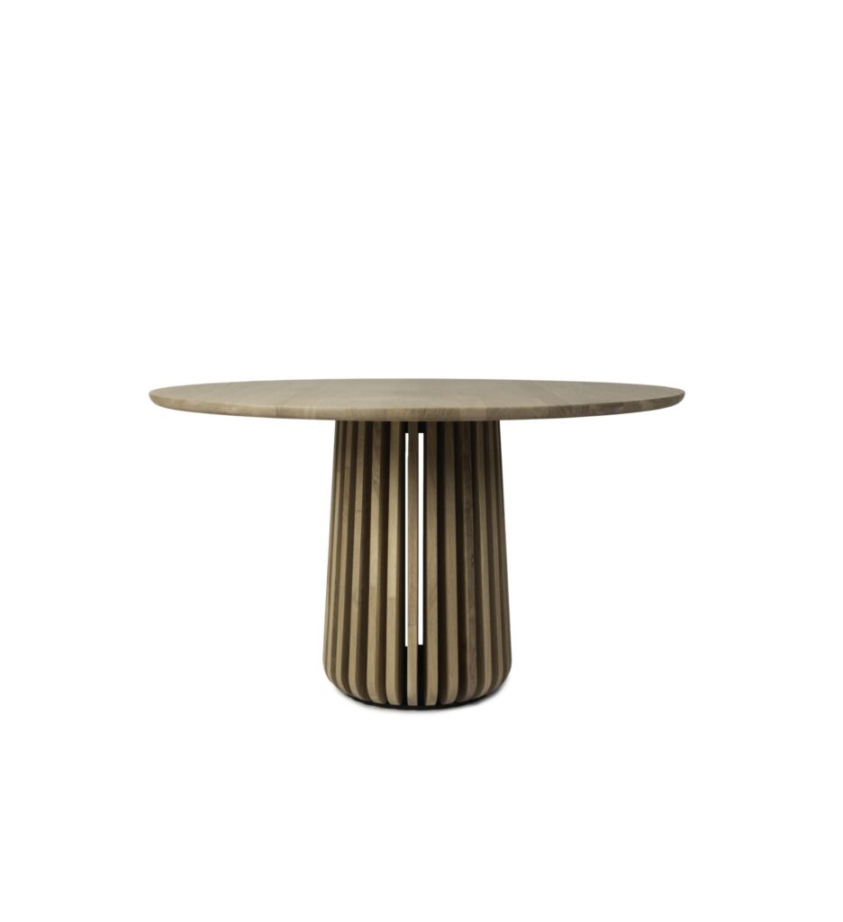 L'élégante table Maru ronde est dotée d'un plateau rond en bois élégamment posé sur une base cylindrique rayée, respirant sophistication et style.