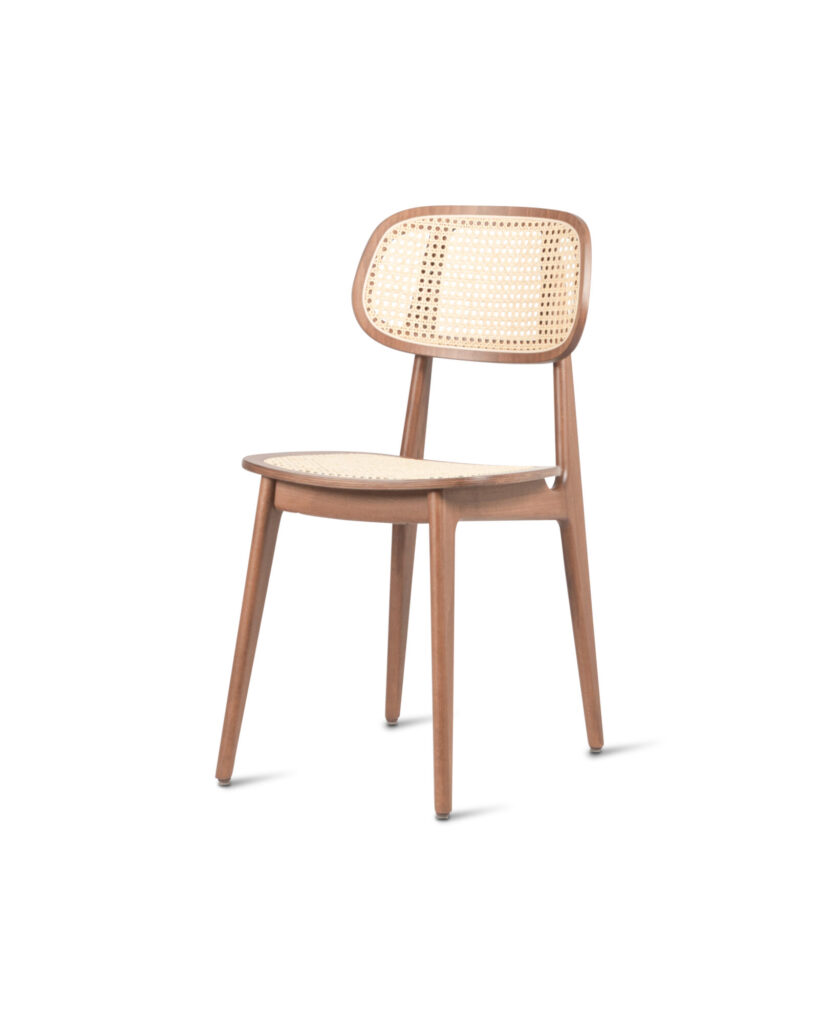 La Chaise Titus, fabriquée en tabac teinté, est dotée d'une assise et d'un dossier en cannage en rotin naturel tressé, complétés par quatre pieds élégamment inclinés.