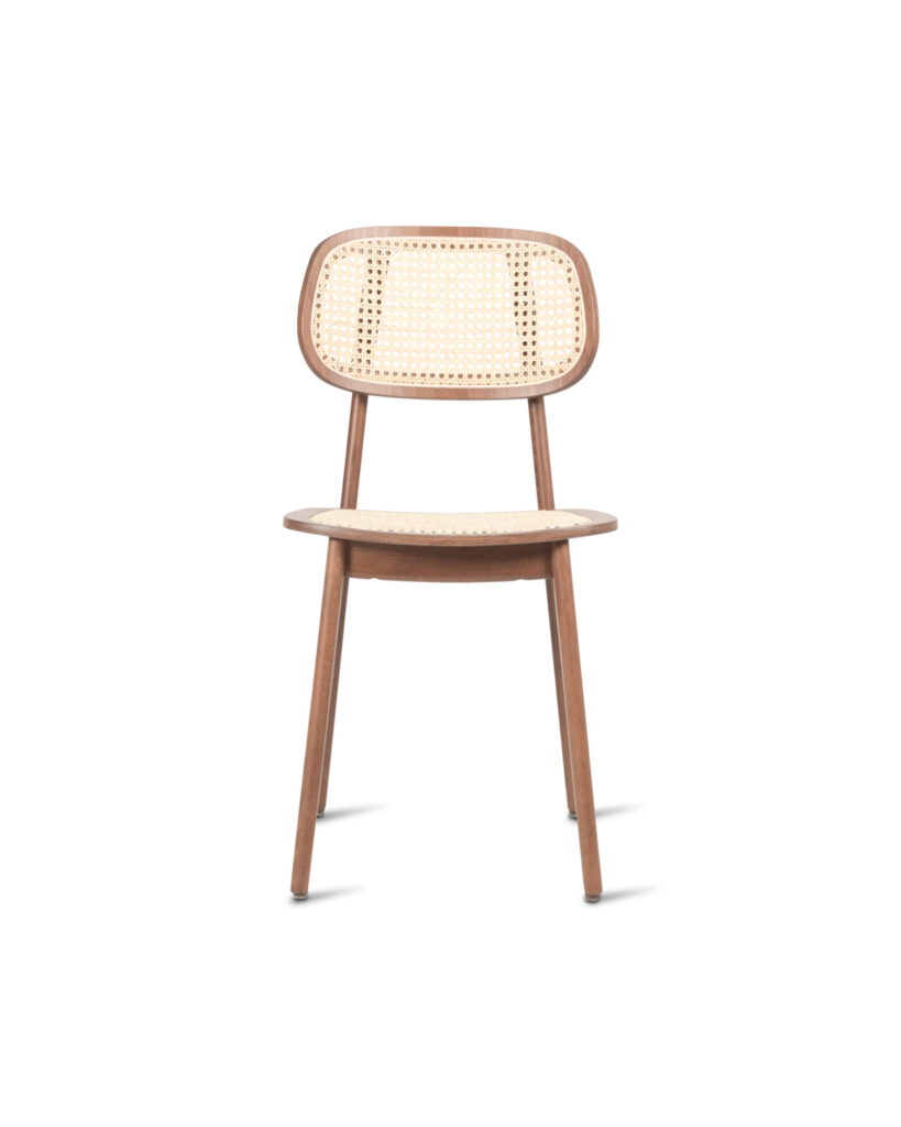 La Chaise Titus est un chef-d'œuvre, doté d'une structure en bois teinté tabac avec un dossier en cannage en rotin naturel.