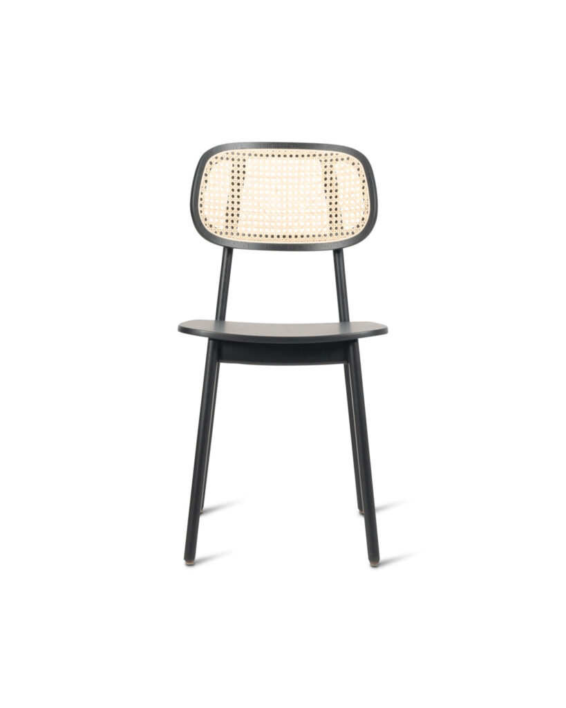 Chaise Chêne teinté noir dotée d'un cadre noir élégant et d'un dossier en rotin tressé, la Chaise Titus se dresse élégamment sur un fond blanc.