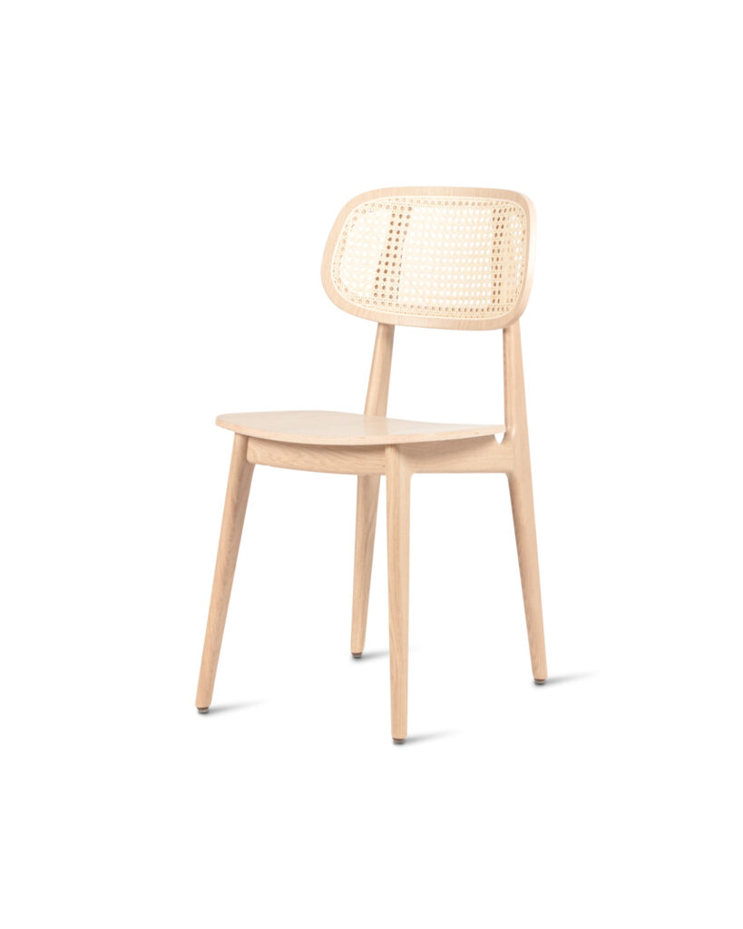 Chaise en bois avec un dossier en canne tressée et un design minimaliste, cette pièce allie la chaleur du chêne naturel à une élégante simplicité.