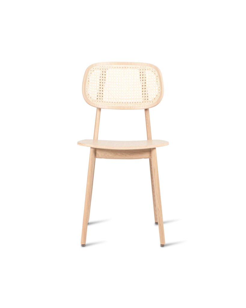 La Chaise Titus est une chaise en bois avec un dossier courbé en rotin tressé et une assise massive en chêne naturel, ajoutant de l'élégance à n'importe quelle pièce.