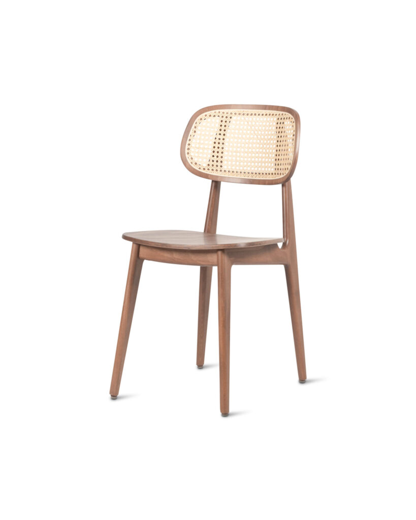 Chaise en bois avec un dossier en rotin tressé, une assise lisse sur quatre pieds et du hêtre teinté tabac.