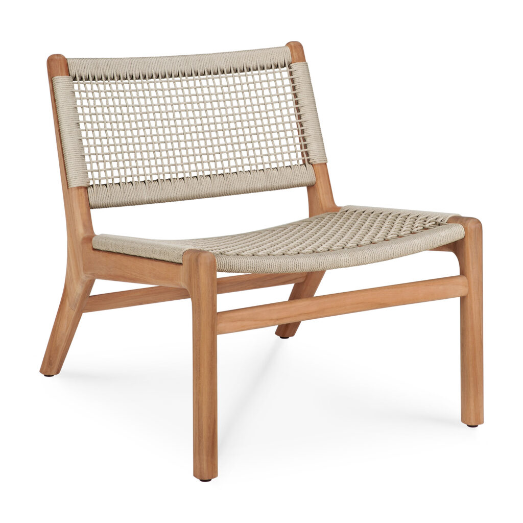 La chaise longue d'extérieur Jack Woven présente un design minimaliste avec un cadre en bois et un siège et un dossier en corde beige tissée, idéale pour une détente élégante.