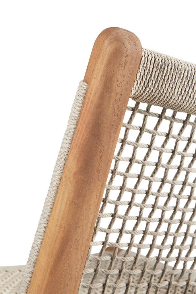 Gros plan de la chaise longue d'extérieur Jack Woven avec une structure en bois et un dossier en corde tressée à motif en damier, idéale pour les environnements extérieurs.
