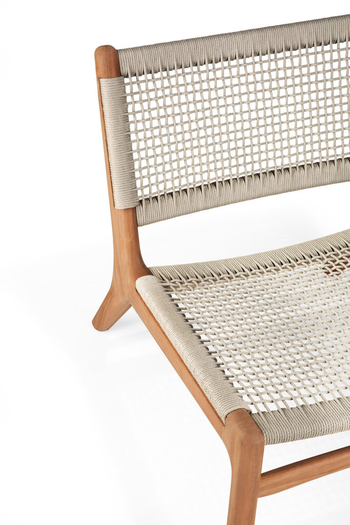 La chaise longue d'extérieur Jack Woven présente un design minimaliste avec un cadre en bois et un siège et un dossier en corde tressée, idéal pour la détente en plein air.