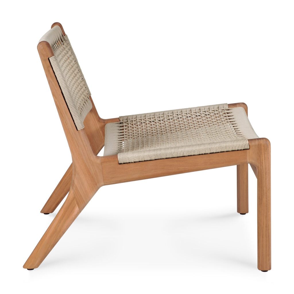 La chaise longue d'extérieur Jack Woven est dotée d'un siège et d'un dossier tissés. Sa conception inclinée comprend des pieds arrière extensibles vers l'extérieur pour plus de soutien et de style, ce qui la rend parfaite pour se prélasser à l'extérieur.