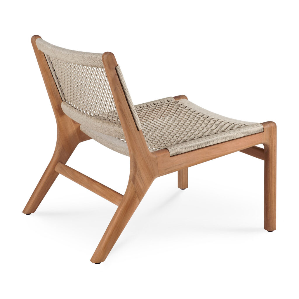 La chaise longue d'extérieur Jack Woven présente un design minimaliste avec une structure en bois et un siège et un dossier en corde tressée, idéale pour la détente en plein air. Son élégante simplicité est particulièrement frappante lorsqu'elle est vue de côté.
