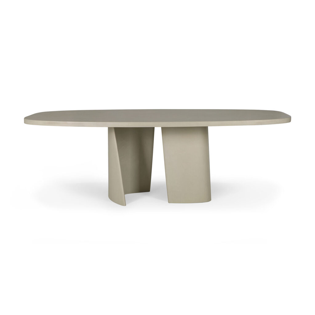 La table à manger d'extérieur ovale Canyon présente un design moderne et une base solide et asymétrique, idéale pour des repas en plein air élégants sur fond blanc.