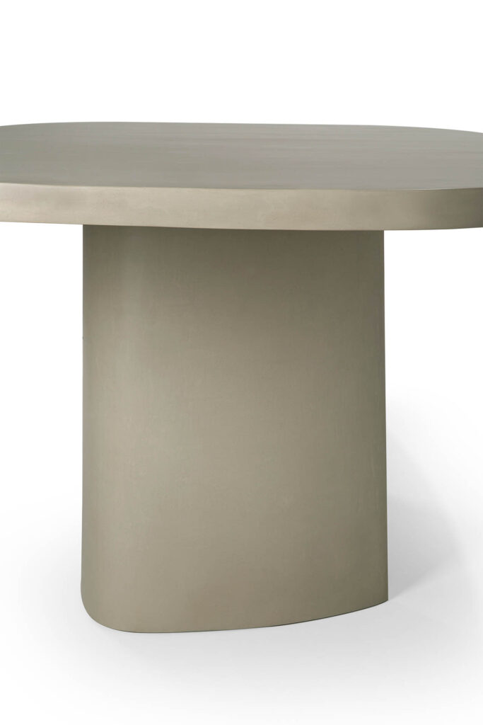 La table à manger d'extérieur ovale Canyon, avec son design beige minimaliste doté d'un plateau ovale et d'une base cylindrique, se dresse élégamment sur un fond blanc, idéale pour ceux qui apprécient la simplicité et le style.
