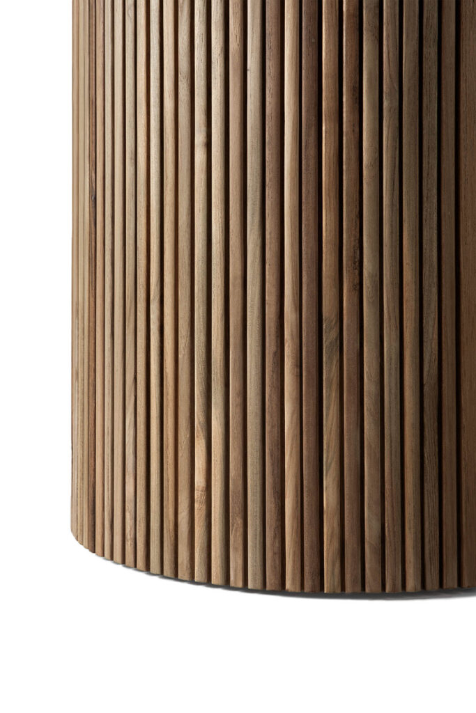 Gros plan de la surface en bois de la table à manger Roller Max out., avec des lattes verticales qui mettent en valeur sa texture naturelle et ses riches tons bruns.