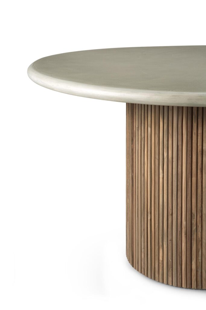 La table à manger Roller Max out. présente une surface gris clair élégante avec une base cylindrique composée de lattes de bois verticales.