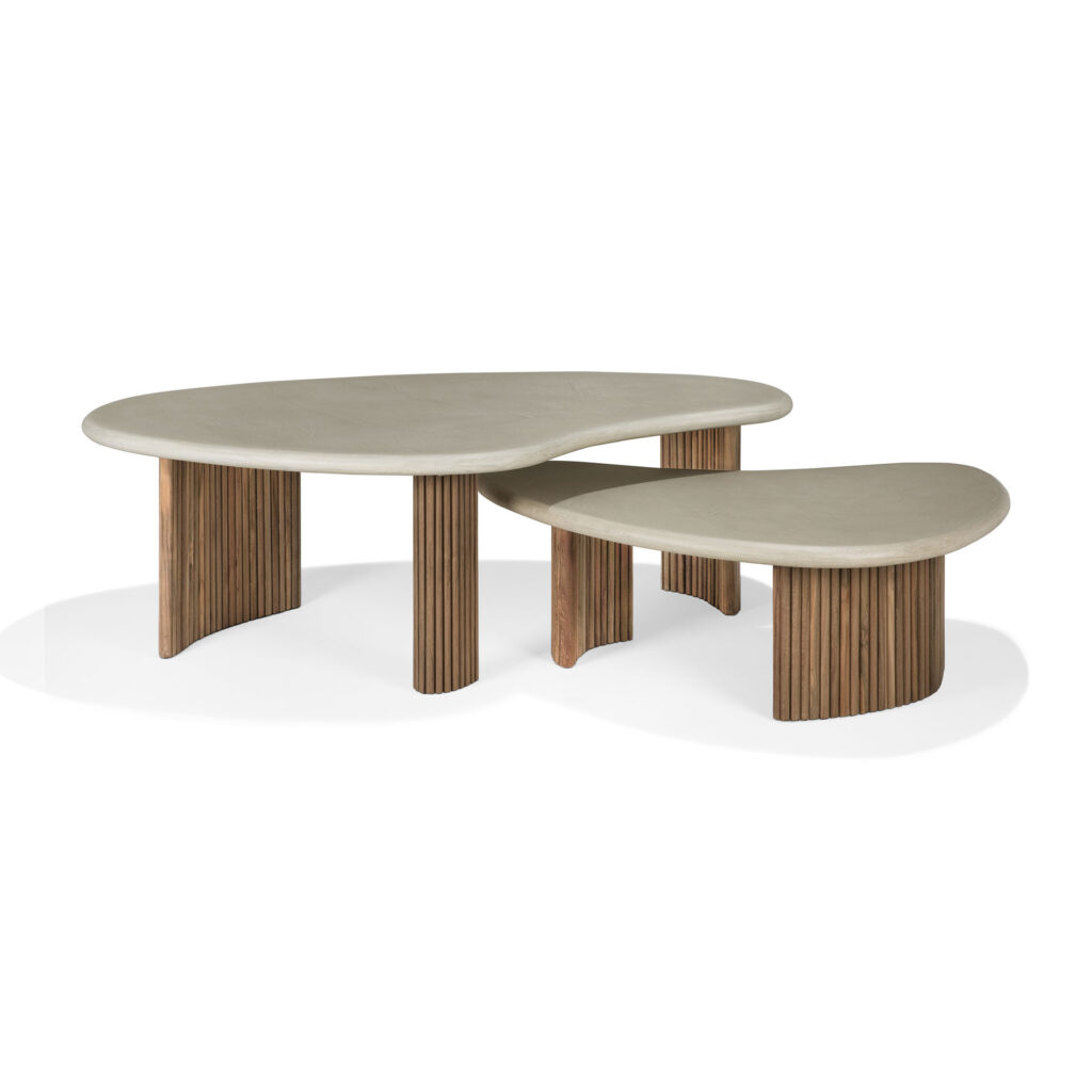 Deux tables gigognes Boomerang modernes avec des plateaux lisses de couleur claire et des pieds verticaux à lattes de bois, parfaites pour compléter n'importe quel décor extérieur sur fond blanc.