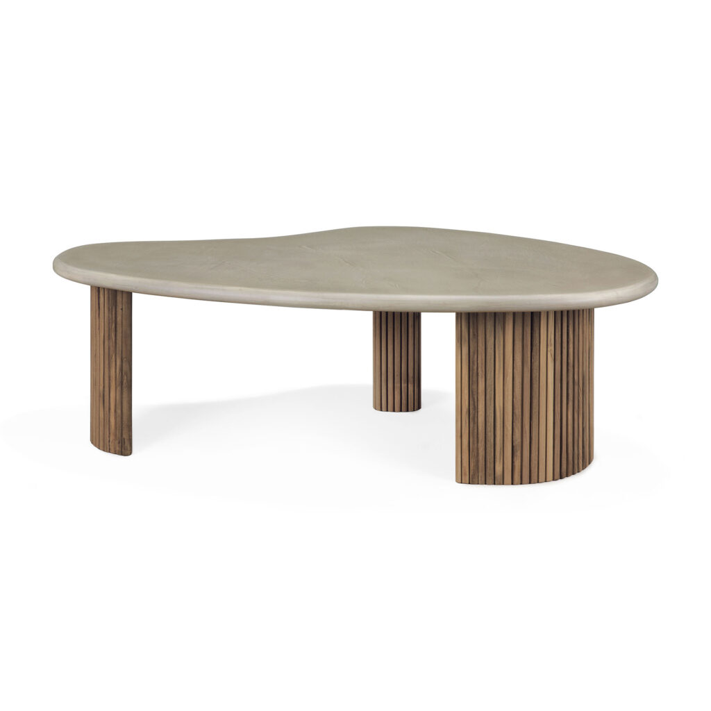 Une table grise en forme de rein inspirée du boomerang présente une surface lisse et des pieds à lattes en bois, parfaite comme table basse de jardin distinctive.