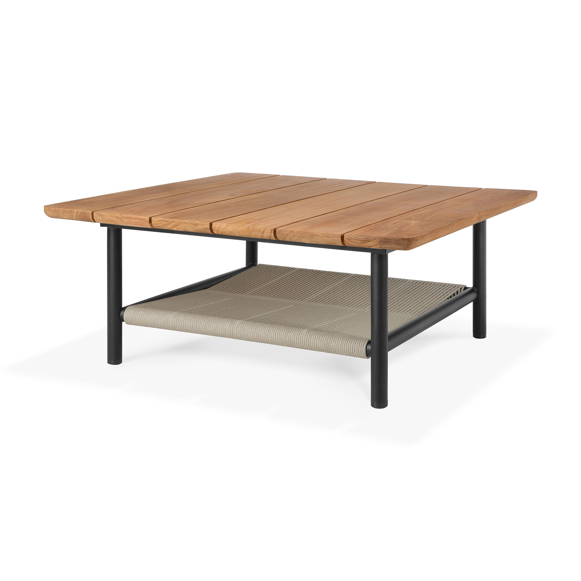 La table basse carrée en bois Corbey, avec son plateau à lattes et ses pieds en métal noir, allie avec élégance style et fonctionnalité. Elle est dotée d'une étagère inférieure en matériau tressé, parfaite pour le rangement, ce qui en fait un choix idéal comme table basse d'extérieur.