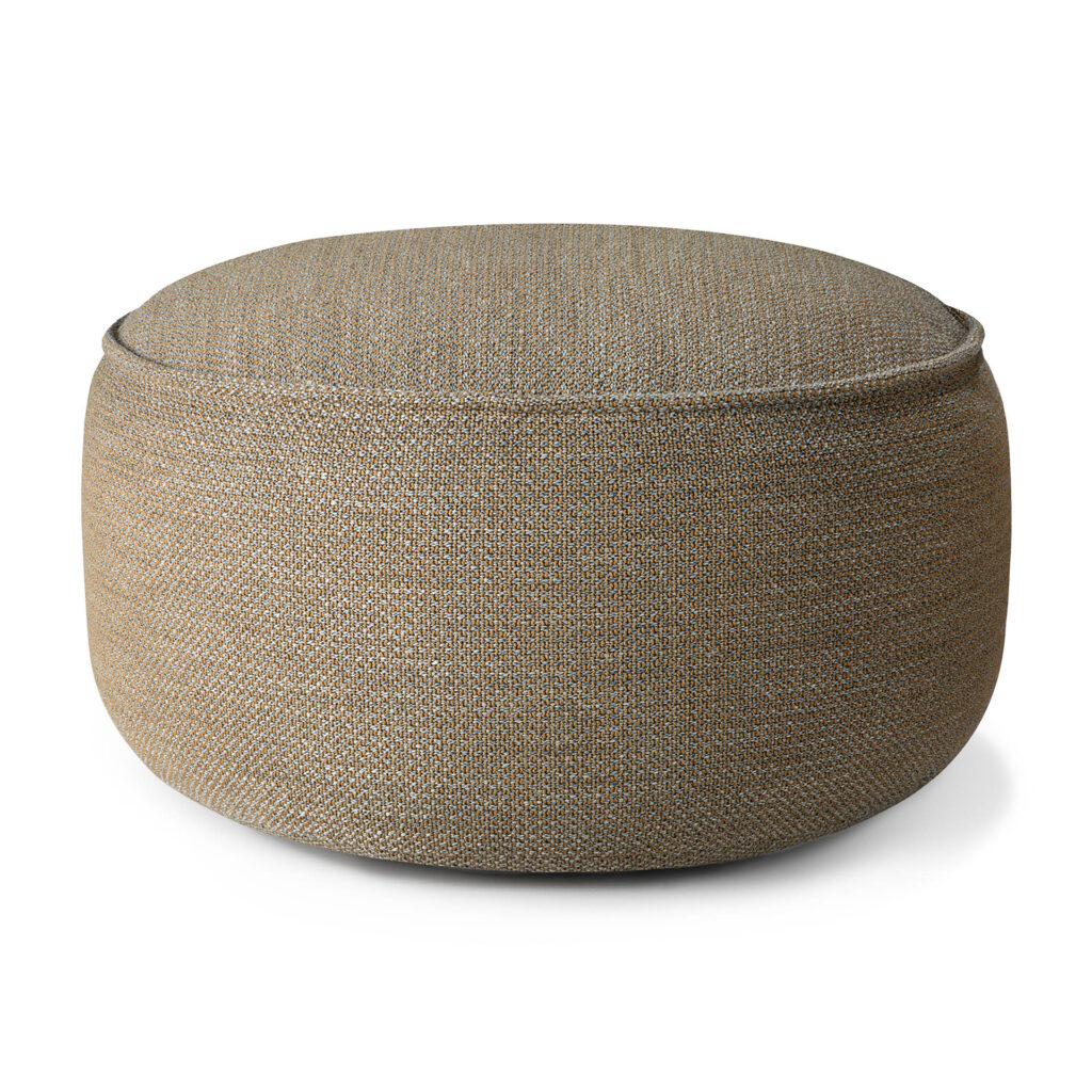 Pouf rond beige avec une surface en tissu texturé, ressemblant à un pouf de jardin douillet, placé sur un fond blanc uni.