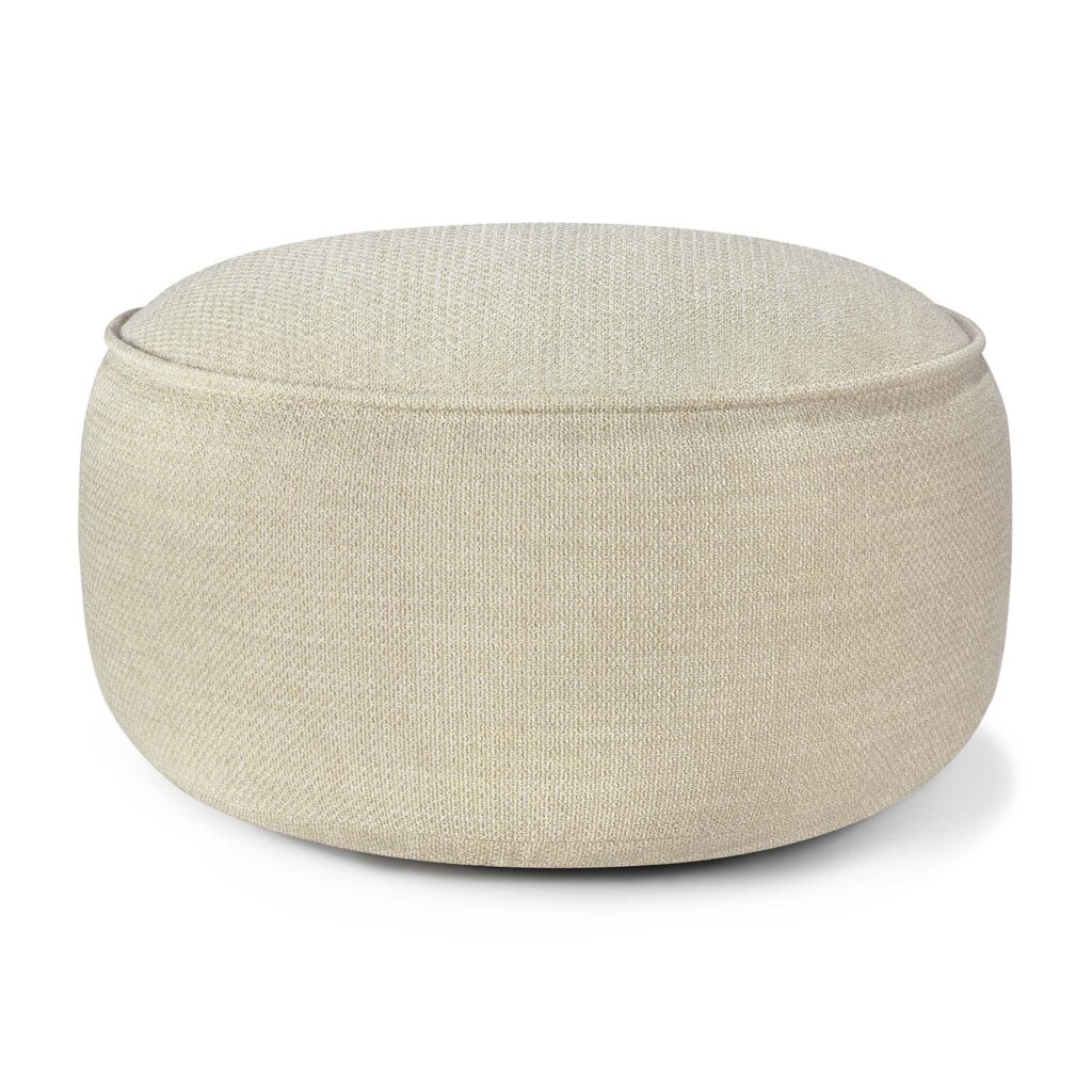 Un pouf rond en tissu beige avec une texture lisse et un design simple, rappelant un beignet en peluche.