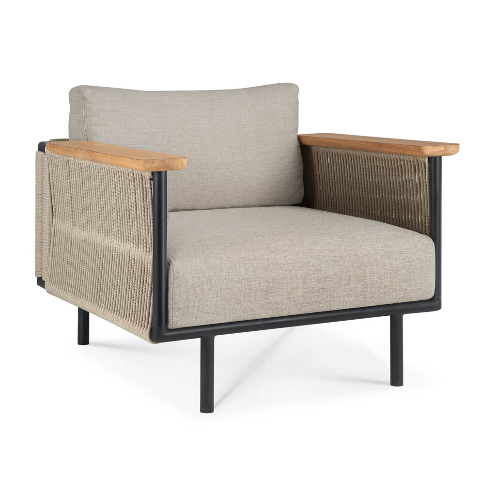 La chaise longue d'extérieur Corbey est dotée d'un cadre en métal élégant, d'un siège rembourré en tissu huître et d'élégants accoudoirs en bois.