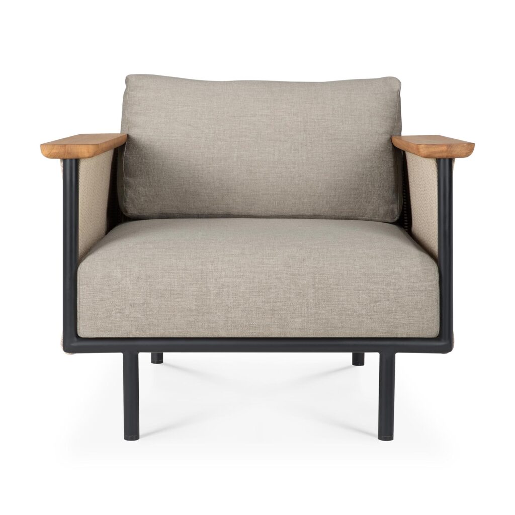 Le fauteuil Corbey, conçu pour se détendre à l'intérieur comme à l'extérieur, présente une esthétique moderne avec un coussin en tissu huître gris, des accoudoirs en bois élégants et un cadre en métal noir robuste.