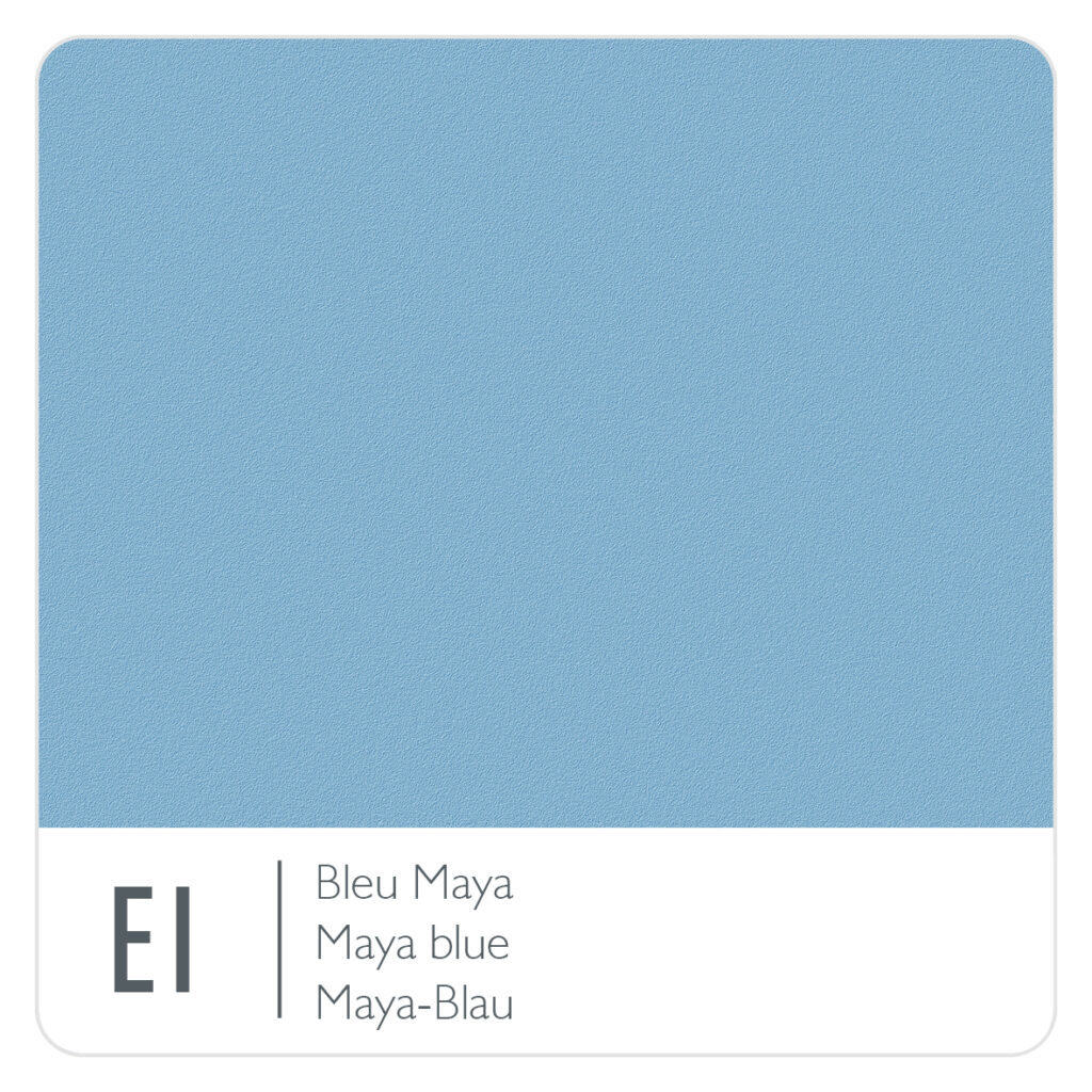 Un échantillon de couleur étiqueté « E1 » montrant du bleu Maya avec du texte en français, anglais et allemand : « Bleu Maya, Maya blue, Maya-Blau.