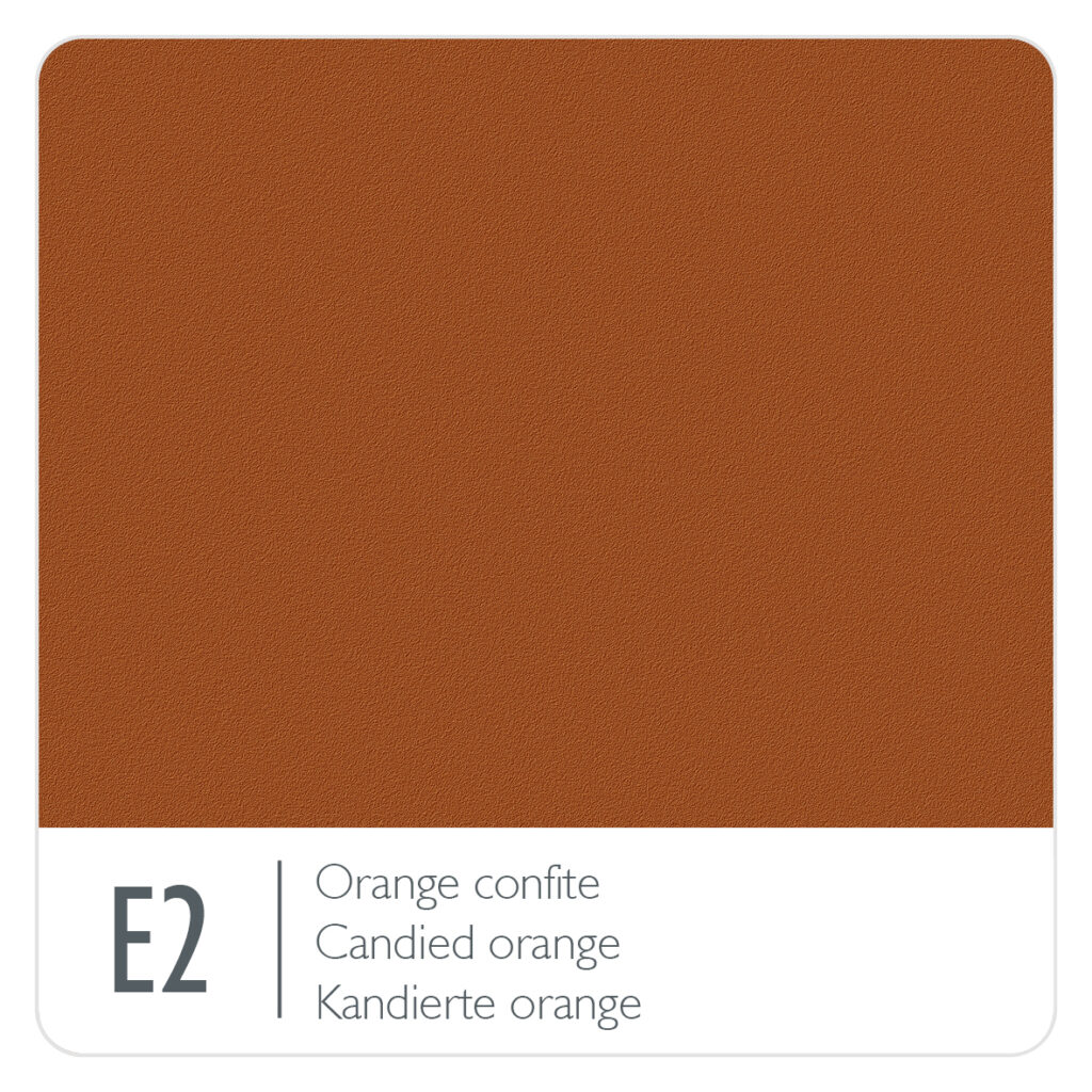 Un échantillon de couleur étiqueté « E2 » montrant une teinte orange moyenne et plate nommée « Orange confite » avec des traductions en français et en allemand.