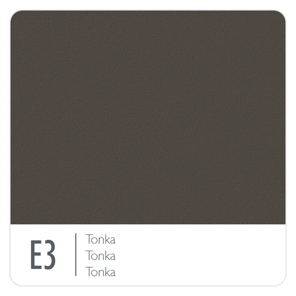 Un échantillon de couleur marron foncé étiqueté « Tonka » avec le code « E3.