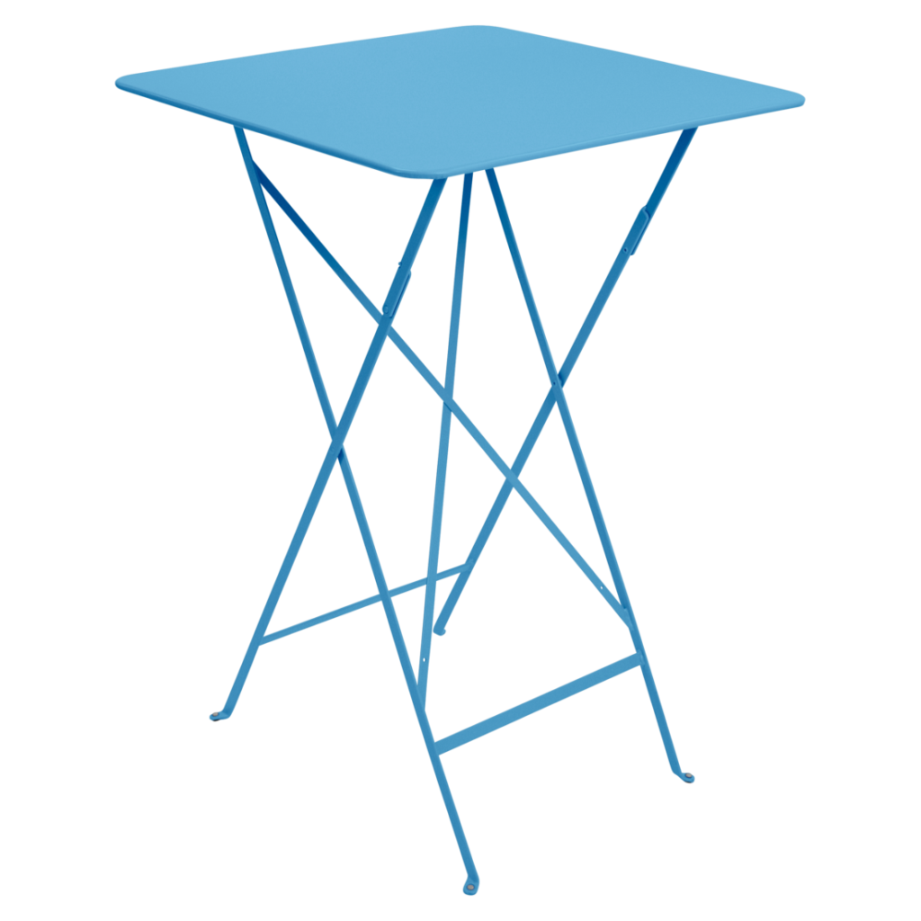Table pliante en métal Bleu Maya avec un plateau carré et des pieds croisés, parfaite pour une configuration bistrot mange-debout cosy.