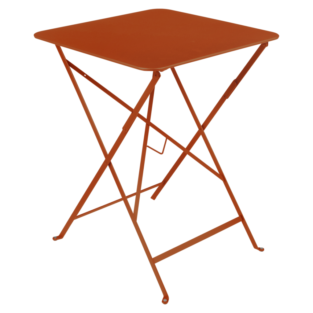 Une petite table pliante en métal rouge rappelant une « Table carrée Bistro » classique, avec un plateau carré et des pieds croisés.