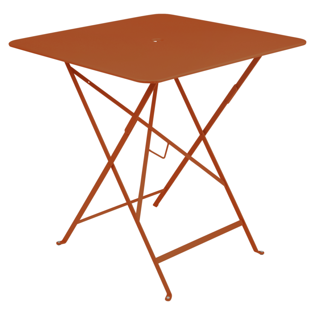 Cette table de bistrot carrée orange vibrante, ornée d'un cadre et de pieds en métal robustes, présente un petit trou circulaire au centre de son plateau. Parfaite pour les repas en plein air, elle dégage le charme d'une "Table carrée" classique avec une touche moderne.
