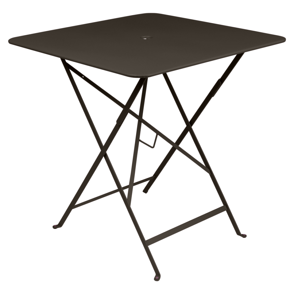 Une table pliante carrée en métal noir avec un trou central, rappelant une table carrée de bistrot chic, se dresse sur un fond uni.