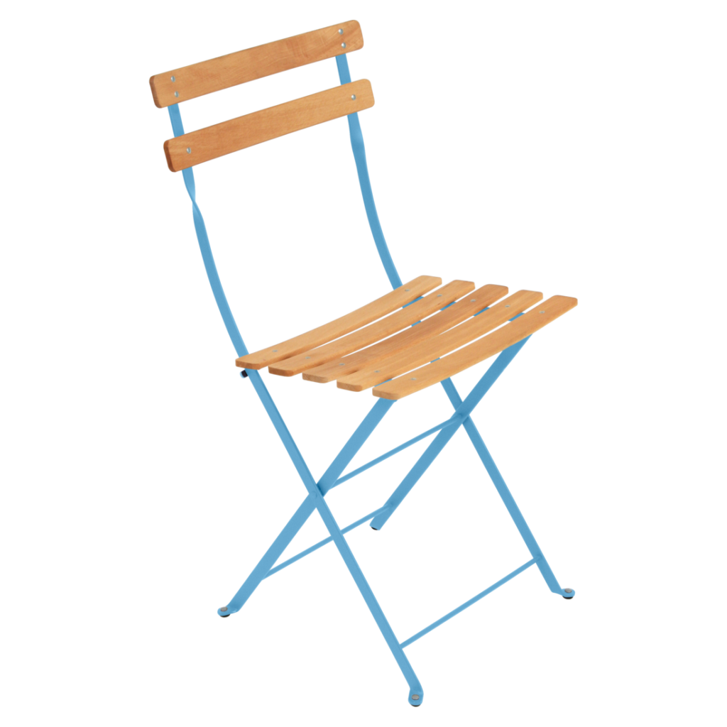 Une Chaise Bistro dotée d'une structure en métal Bleu Maya et de lattes en bois pour l'assise et le dossier, élégamment présentées sur un fond blanc.