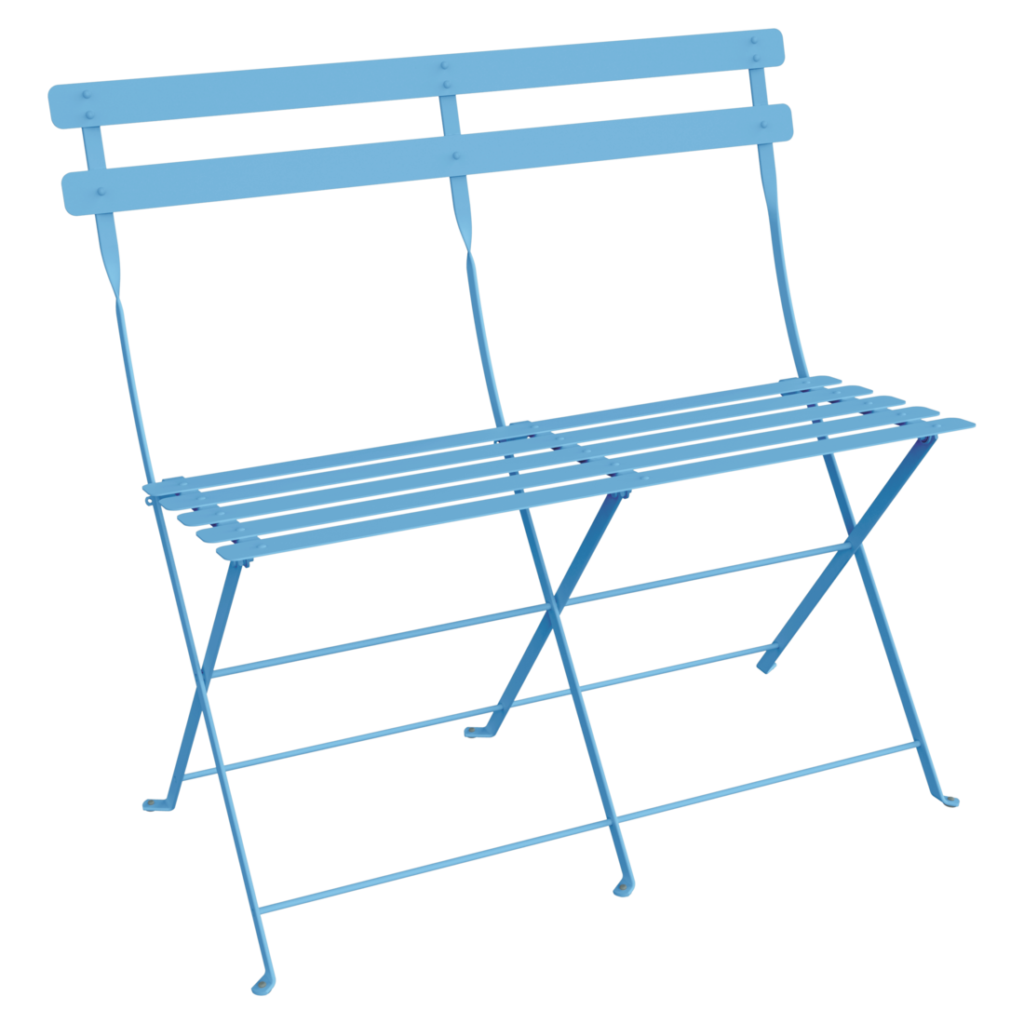 Voici le banc pliable en métal Bleu Maya : parfait pour une ambiance bistrot-banquette cosy. Ce modèle bleu clair 2 places est doté d'une assise et d'un dossier à lattes, joliment mis en valeur sur un fond noir.