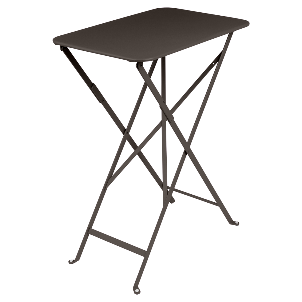 Une petite table de bistrot rectangulaire pliable avec une structure et un plateau en métal se dresse élégamment sur quatre pieds fins sur un fond Bleu Maya.