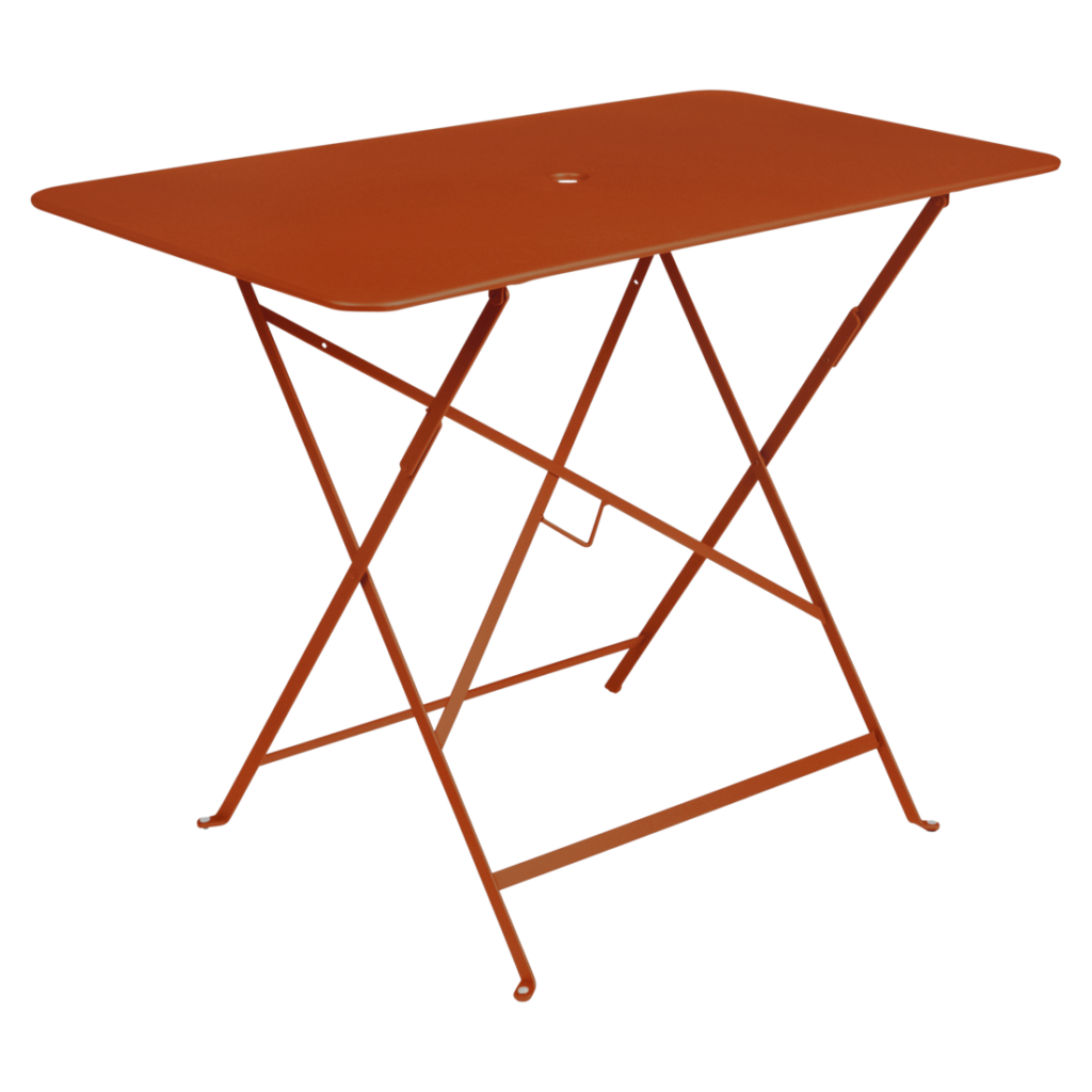 Une petite table de bistrot rectangulaire aux pieds fins et au plateau plat marron complète parfaitement son design épuré.