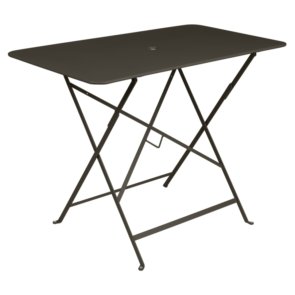 Une élégante table pliante rectangulaire noire avec des pieds en métal minces, évoquant un style bistrot classique, est présentée sur un fond uni.