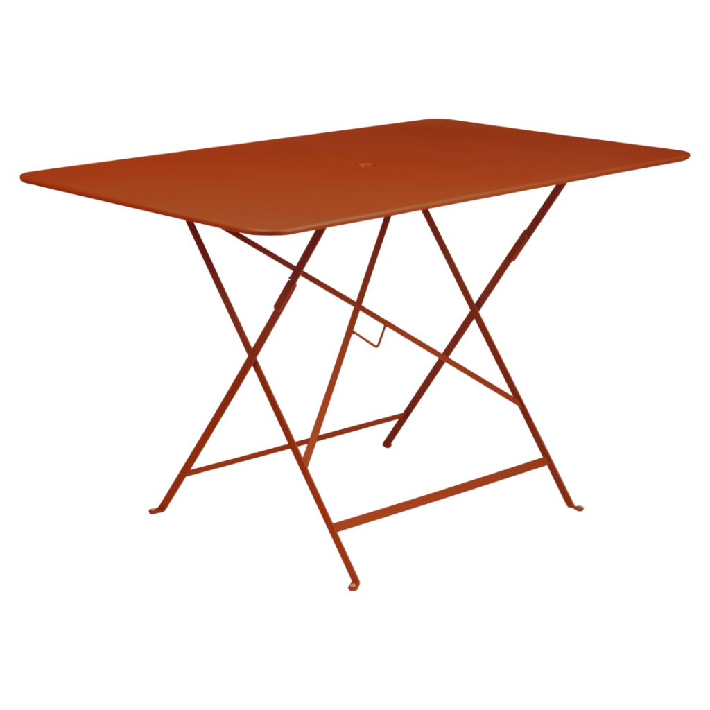 Une table de bistrot pliante rectangulaire orange aux pieds fins se dresse debout sur un fond blanc, dégageant un charme vibrant rappelant le cadre d'un café animé.